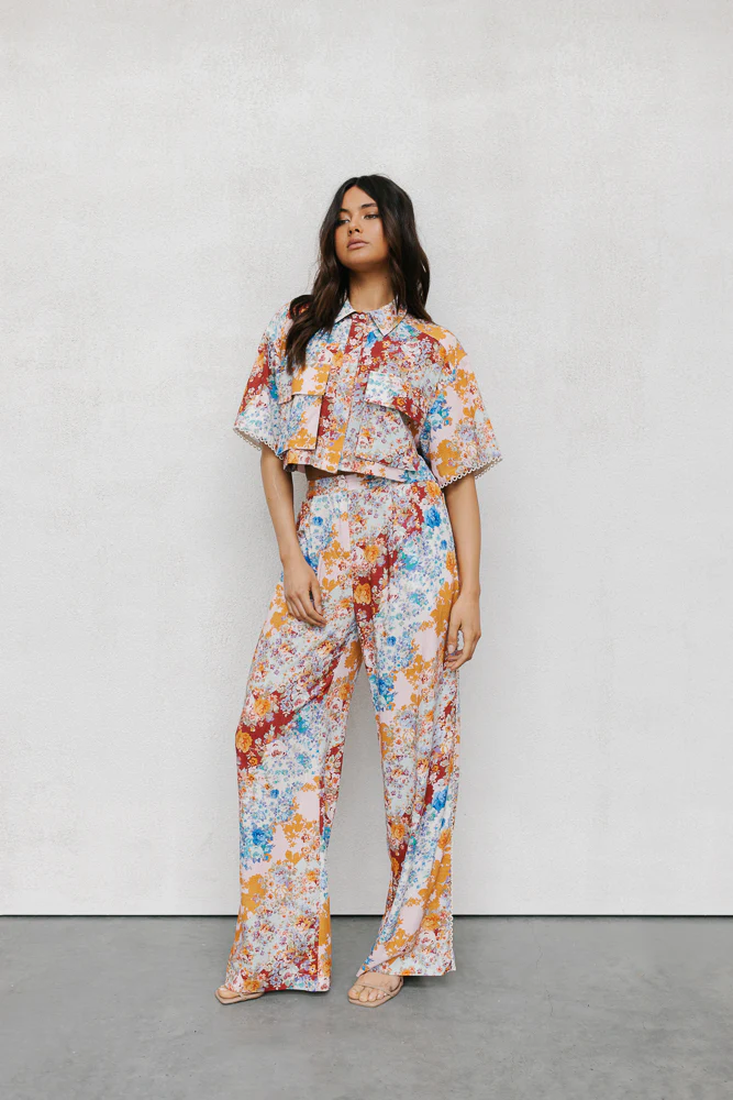 Esimio Cropped Shirt Bloom Floral Print - Image 15